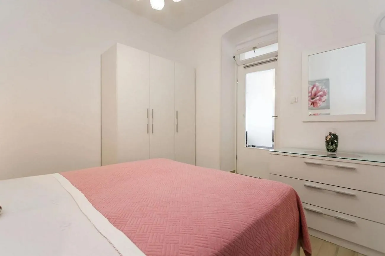 Apartments By The Sea Nska, Krk - 21689 مالينسكا