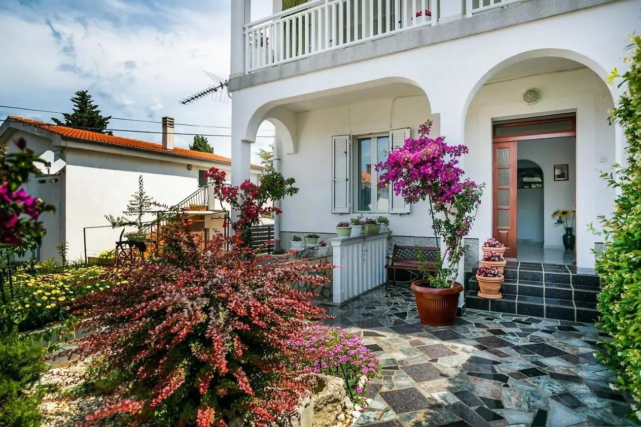 Apartments By The Sea Nska, Krk - 21689 مالينسكا