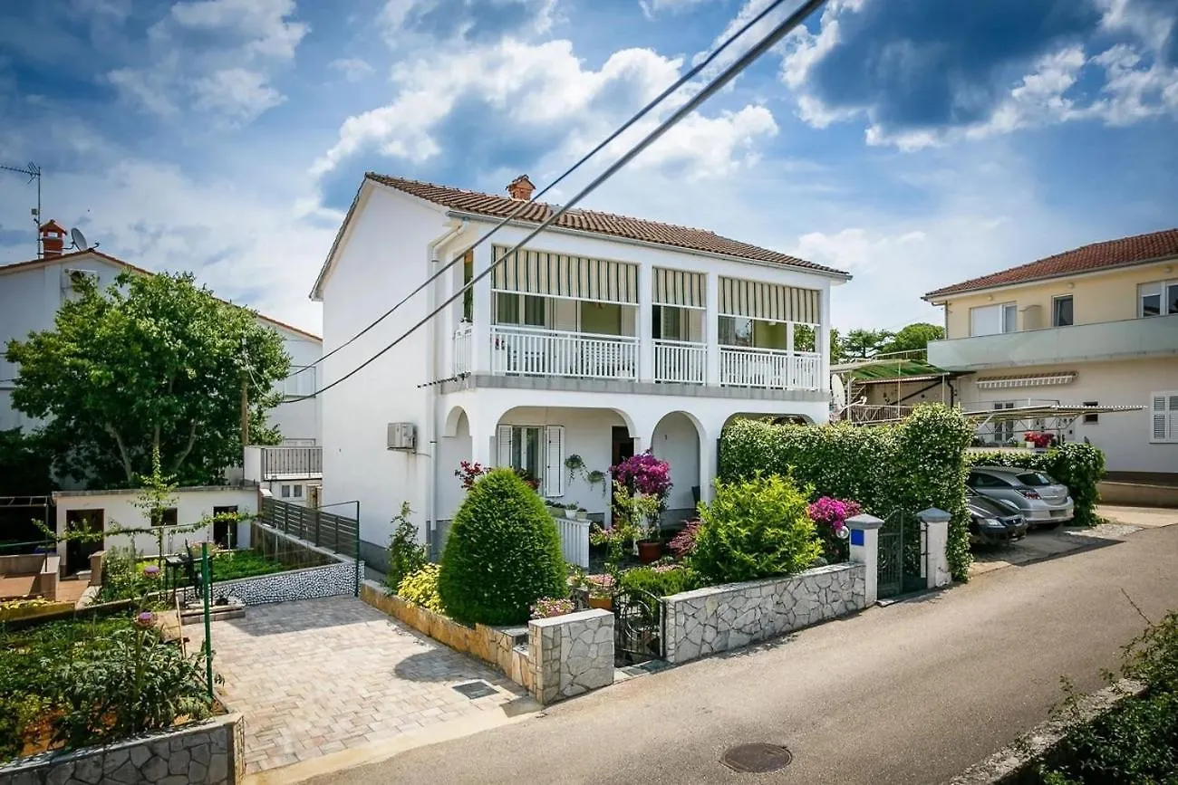 Apartments By The Sea Nska, Krk - 21689 مالينسكا